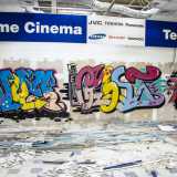 Alcuni murales colorati affiancano le vecchie insegne pubblicitarie